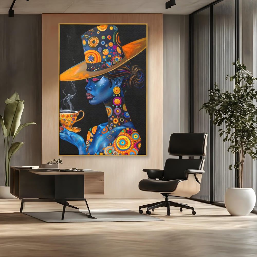 Tablou canvas cu tablou canvas cu portretul unei femei albastre, in rama de aluminiu auriu, pe perete intr-un birou